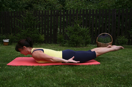 Cviky Pilates - leh na břiše - cvičení Pilates v přírodě - Studio Vanda Cviky Pilates -